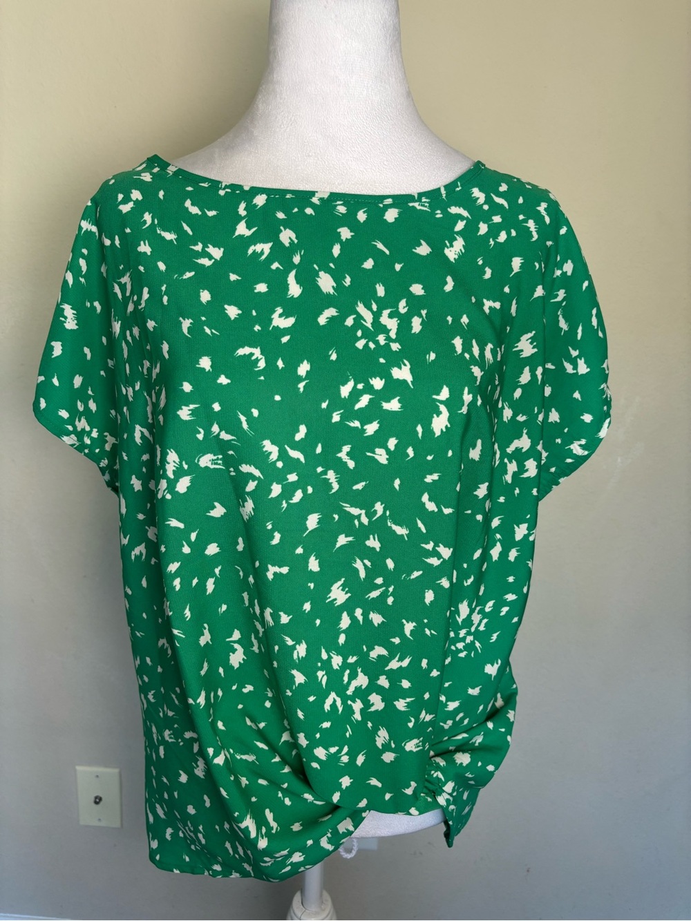 GILLI Women’s Green & White Abstract Print Twist Front Short Sleeve Blouse L NWT
